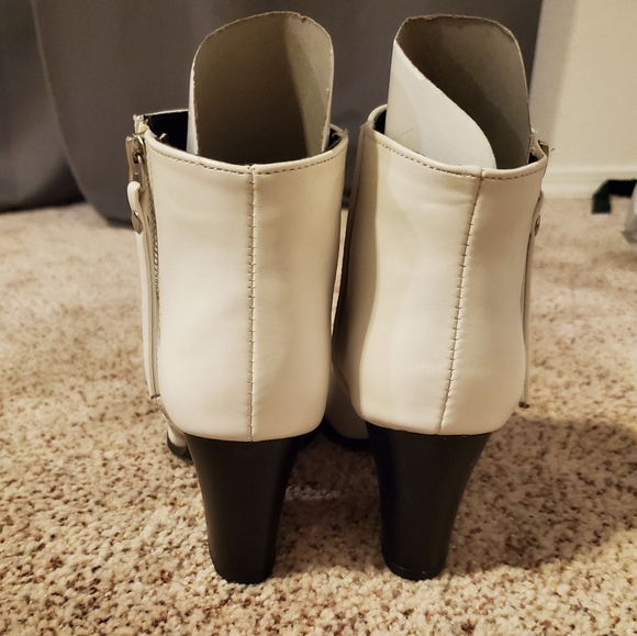 *SOLD* Sz 6 white booties - Picture 2 of 4